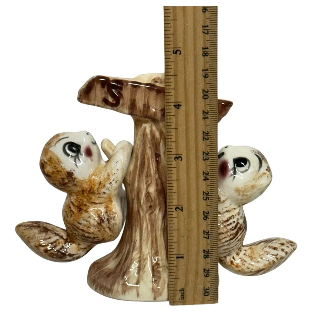 Vintage Anthropomorphic Squirrel Chipmunk Handing Salt & Pepper‎ Shakers Ceramic